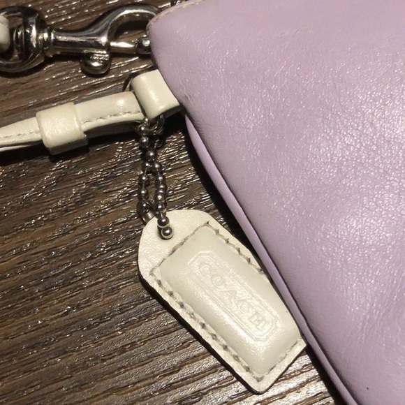 Coach lavender wristlet with white hang tag - Picture 3 of 5